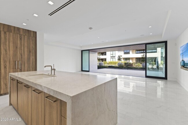 Building Photo - 6587 N Palmeraie Blvd