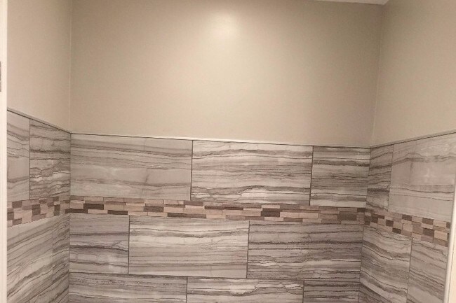 master bath tub - 110 E Phil Ellena St