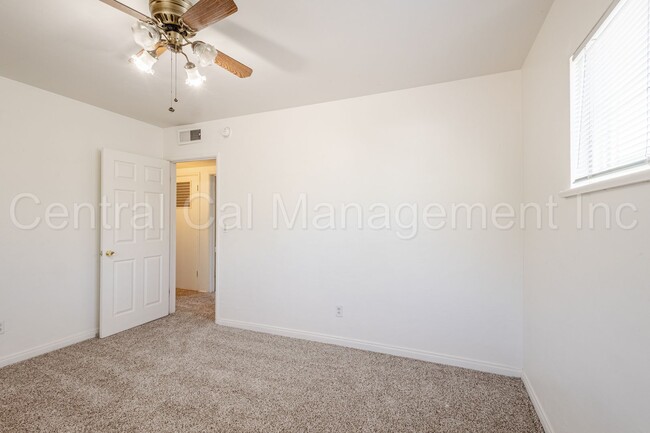 Building Photo - 3 Bedroom, 2 Bath Home Near Bakersfield Co...