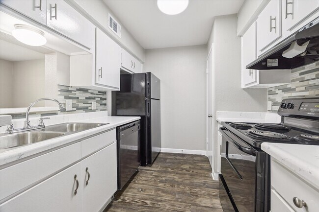 Building Photo - 3800 Sherwood Ln