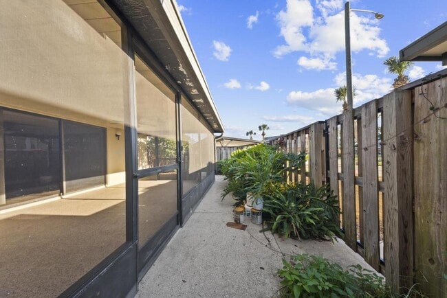 Building Photo - 2920 Pecan Ave