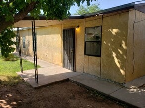 Building Photo - Small 2 bedroom 1 bath Apartment