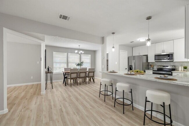Building Photo - Remodeled 3-Bed Home with Office & Deck in...