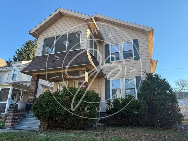 Building Photo - Beautiful 2 Bedroom Lower Duplex