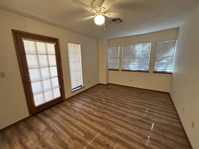 Building Photo - "Charming 2-Bed Townhouse Oasis with 2.5 Baths in Prime Las Vegas Location!"