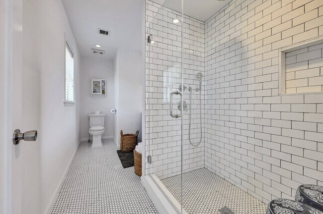 Building Photo - 25 Meadowgrass Ln