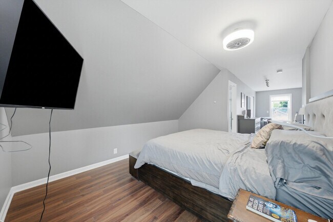 Building Photo - 437 W 44th Pl