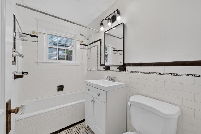 Building Photo - 216 Tremont St