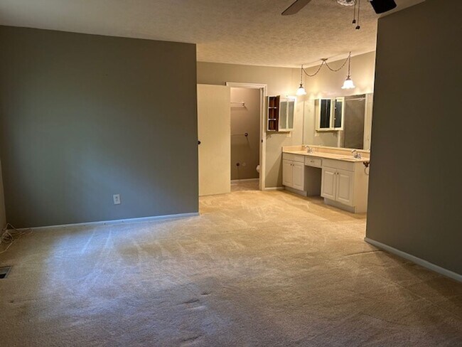 Building Photo - 2500 sq. ft. 4 Bedroom Ranch Home w/Large ...