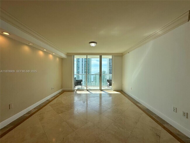 Building Photo - 1155 Brickell Bay Dr