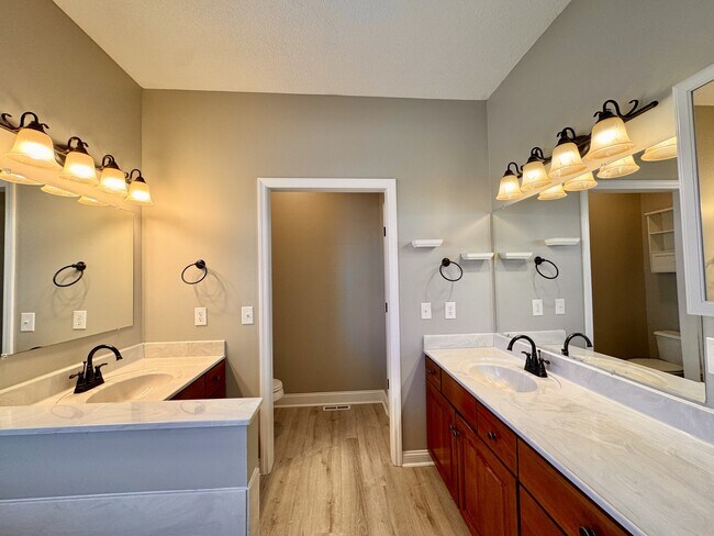 Building Photo - 513 Tanasi Cir