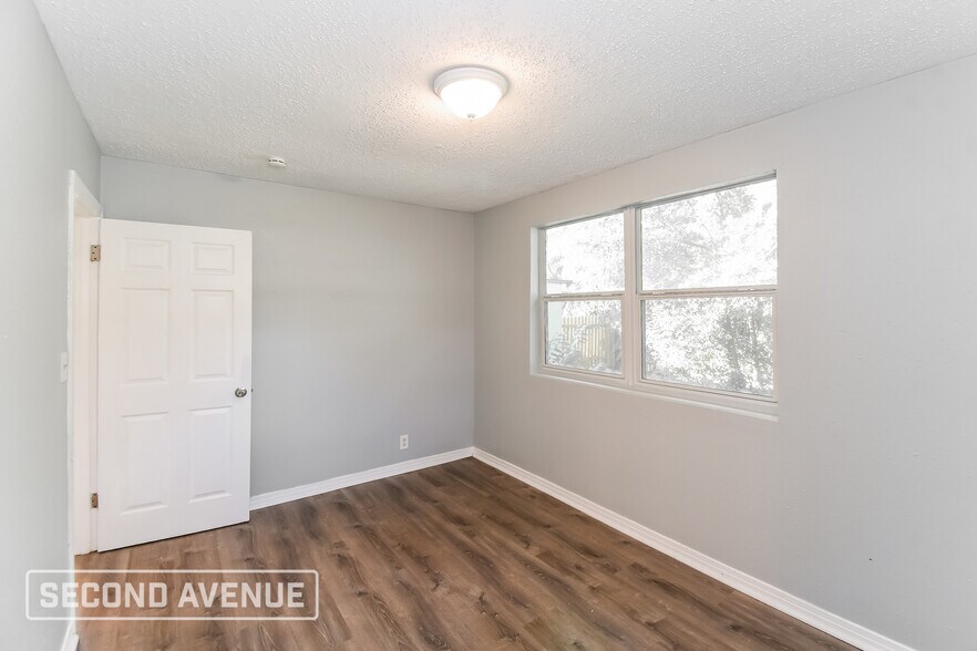 Building Photo - 7333 Roslyn Rd