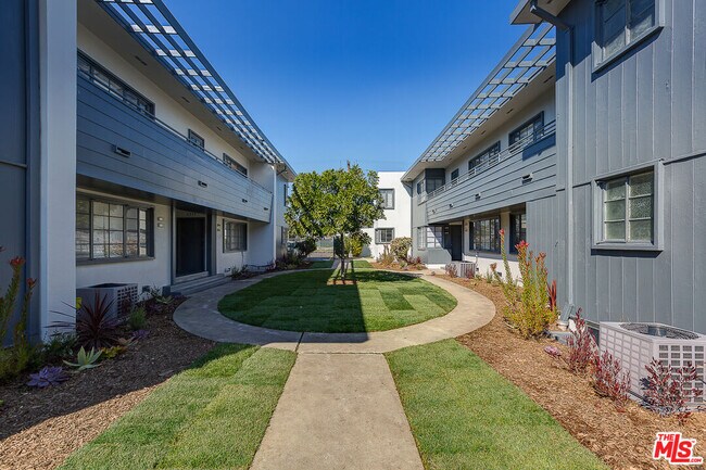 Building Photo - 1101 S Bronson Ave