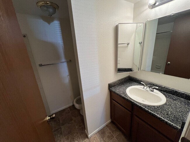 Building Photo - 2 Bed 2 Bath newly remodeled downstairs Unit