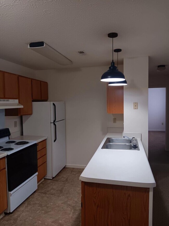 Building Photo - Beautiful 2-bedroom 1 bath apartment, downstairs