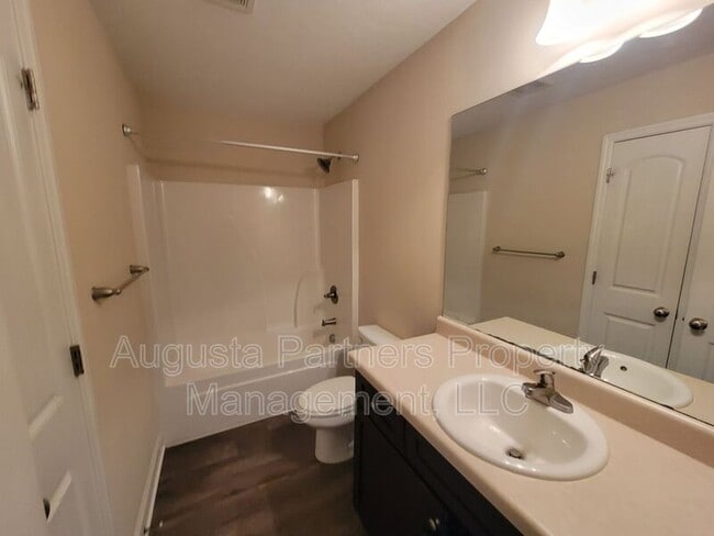 Building Photo - 640 Vista Dr