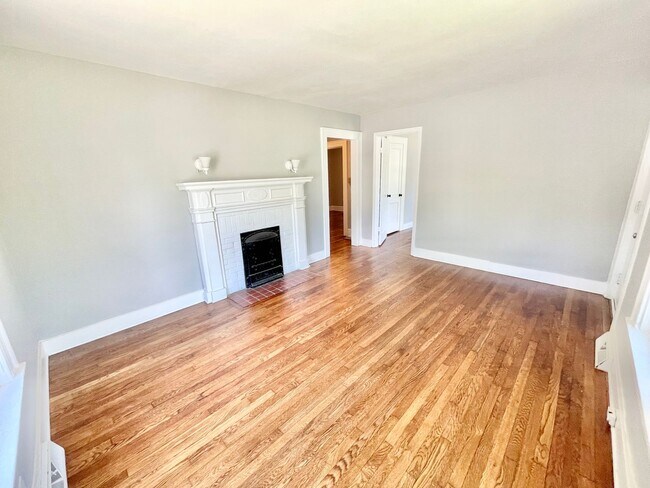 Building Photo - Freshly renovated 3 Bed 1 Bath Home Near UNCG!