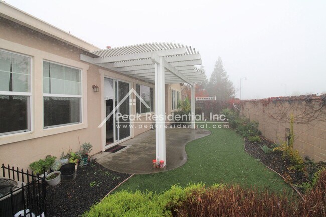Building Photo - Very Nice 3bd/2ba With Bonus Room Elk Grove House with 2 Car Garage!