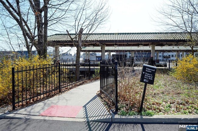 Building Photo - 20-30 Ridge Road Unit A8