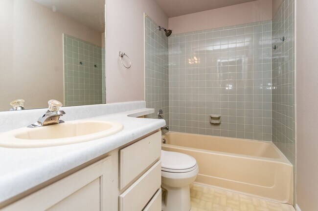 Building Photo - Charming 4-Bedroom Retreat with Modern Upd...
