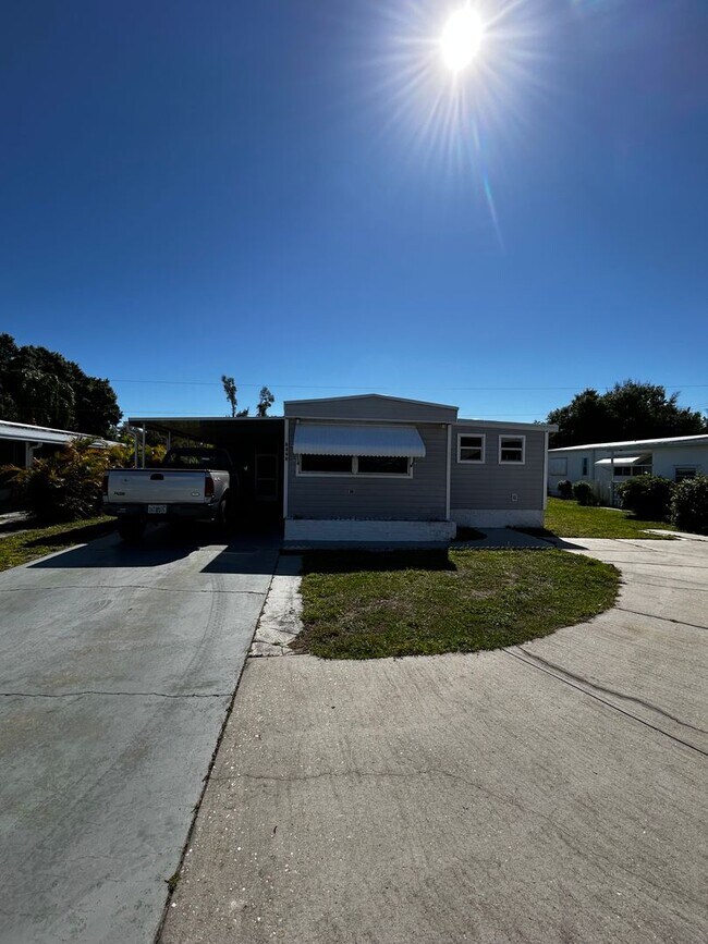 Building Photo - 2 Bedroom Home with a den - Loads of ameni...