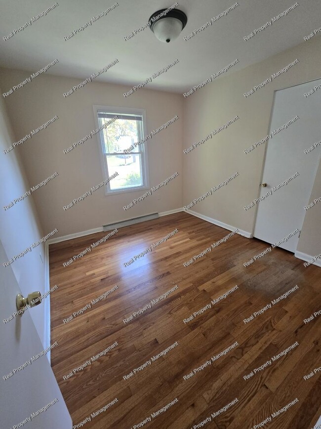 Building Photo - Three Bed Hobart Ranch