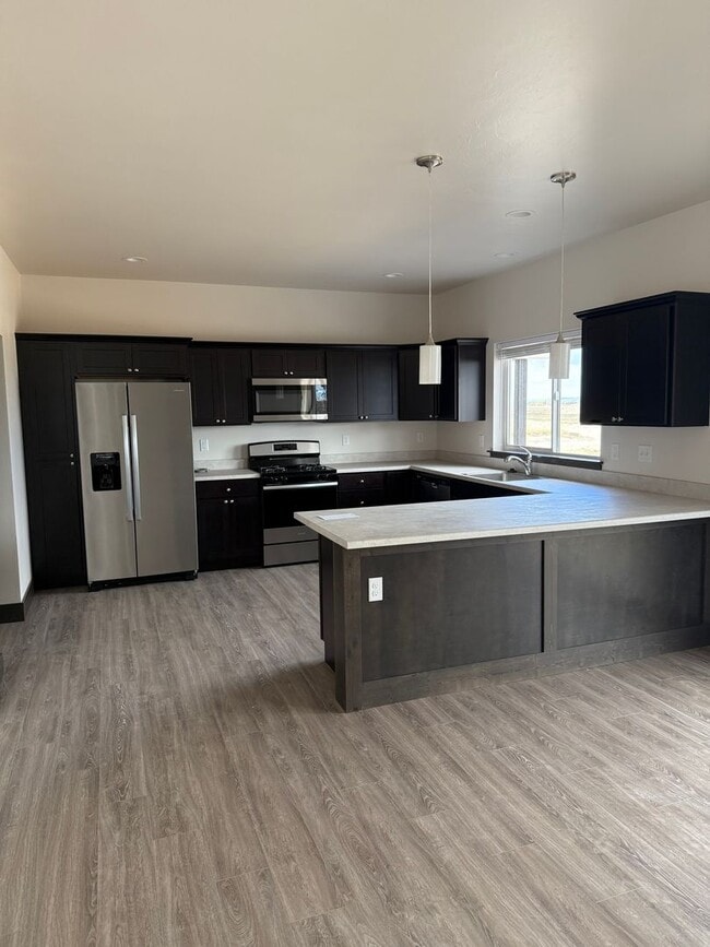 Building Photo - 3 Bed 2.5 Bath with double attached garage in Belgrade