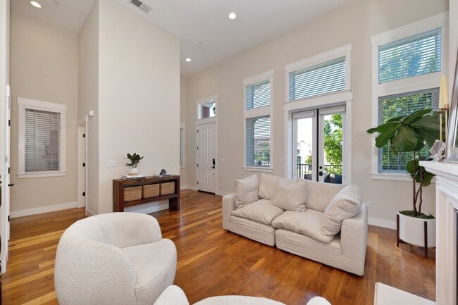 Building Photo - 3 bedroom | 2.5 bathroom | Crocker Village Brownstone