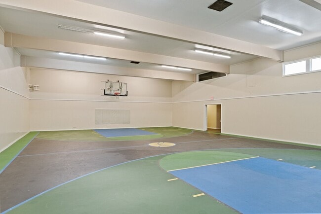 Building Photo - 3 bed / 2 bah Condo. Hardwood floor, forced heat, lots of HOA amenities