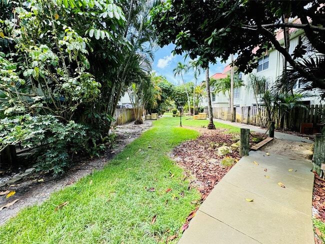 Building Photo - 805 W Oakland Park Blvd
