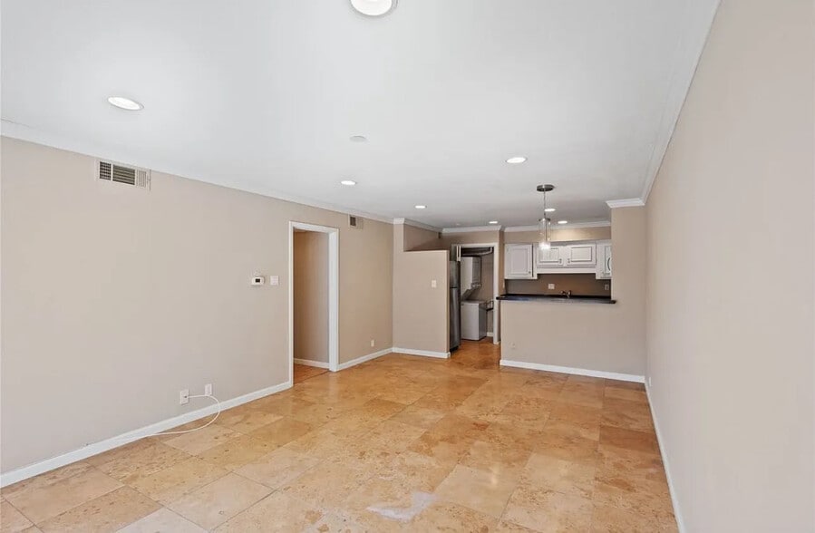Building Photo - Room in Condo on Fleetwood Oaks Ave