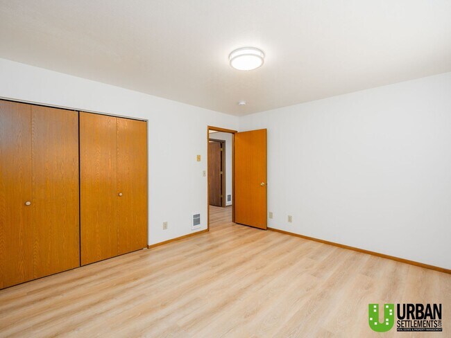Building Photo - Upriver Dr. 3531-3533 E