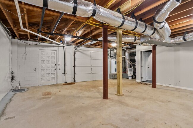 Building Photo - 3 Hickory Ln