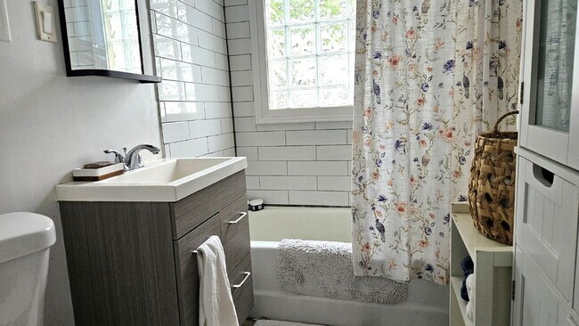Building Photo - Rare Find: 2BR With Private Rooftop Deck, Bryn Mawr