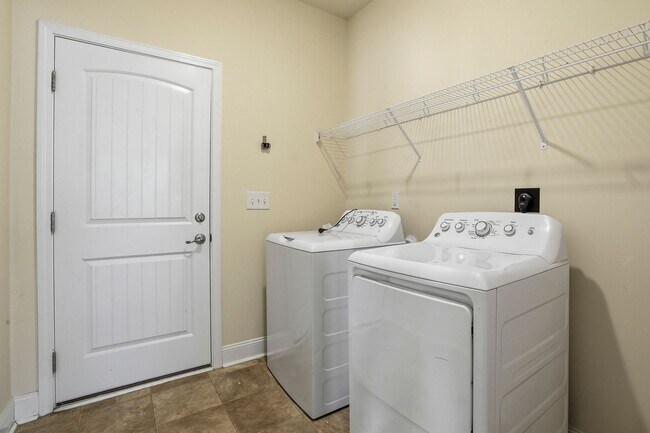 Building Photo - 52 Woodwater Cir