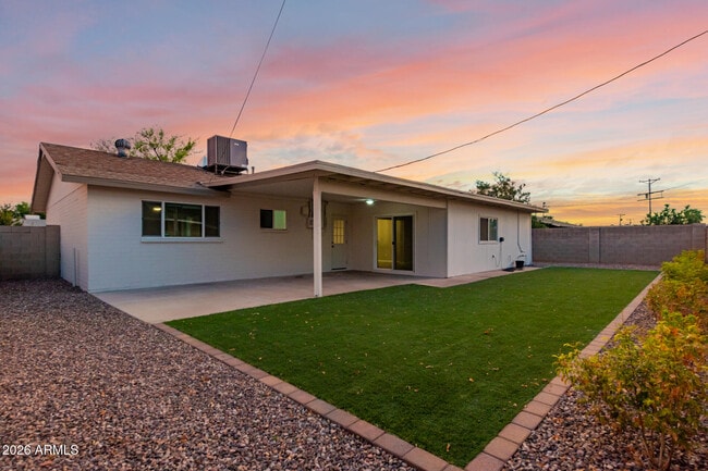 Building Photo - 1208 W 6th St