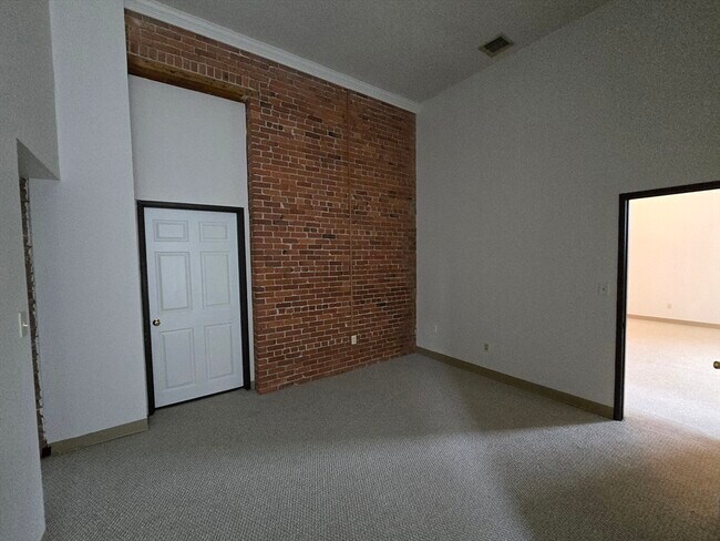 Building Photo - 147 Rawson Rd