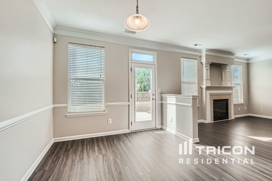 Building Photo - 12733 Oakton Hunt Dr