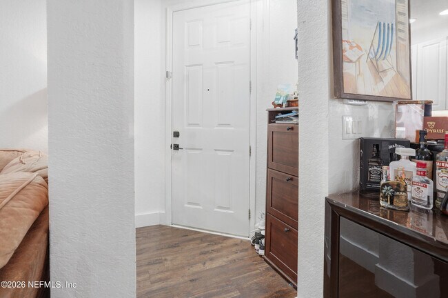 Building Photo - 450 La Travesia Flora