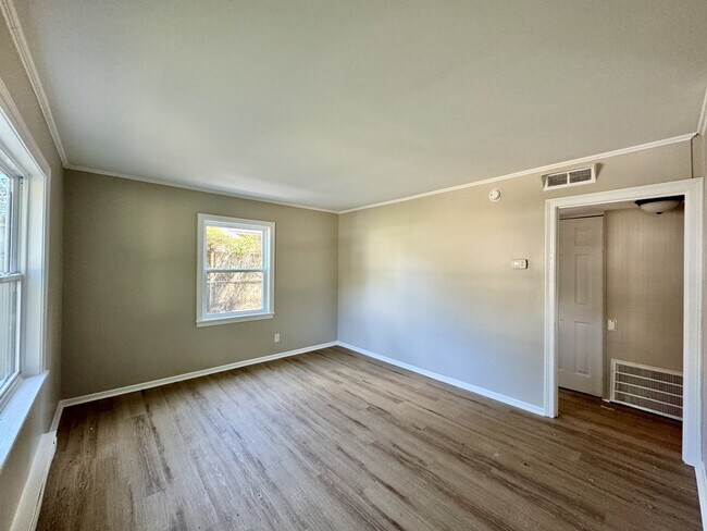 Building Photo - 1020 Nancy Ln SE