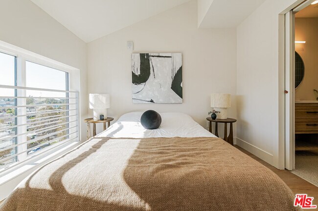 Building Photo - 611 N Virgil Ave