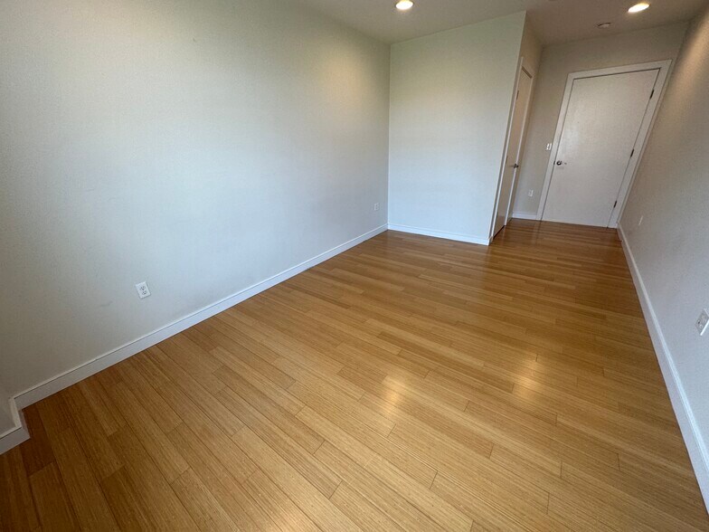 Building Photo - 587 Albany St