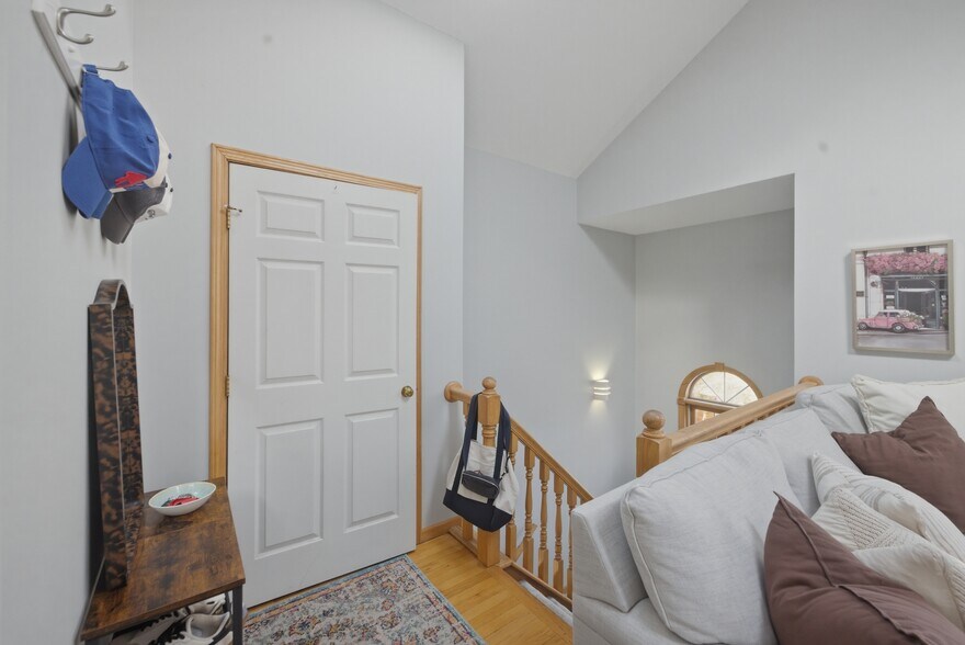 Building Photo - 844 N Wood St