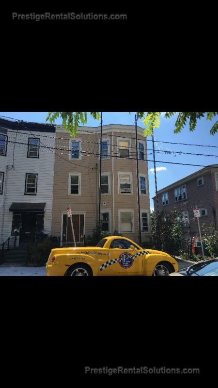 Building Photo - 120 Gladstone St