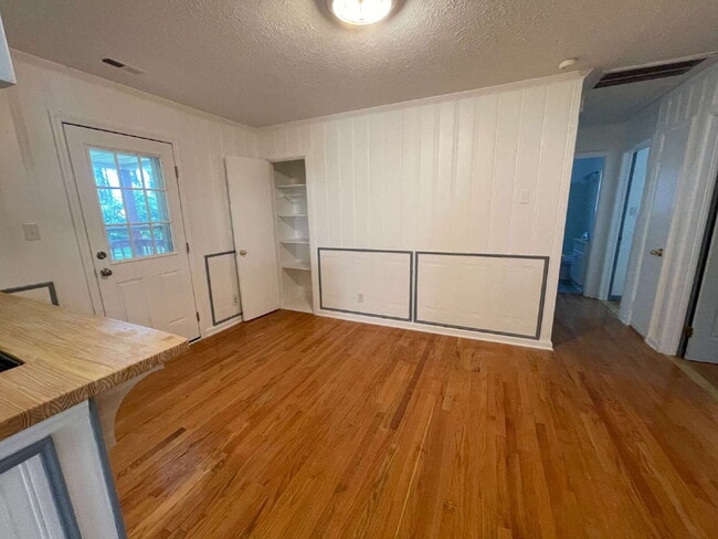 Building Photo - SPACIOUS BRICK RANCH in GOLDSBORO! 4 BR, 2 BA - FENCED-IN YARD *Convenient to SJAFB*