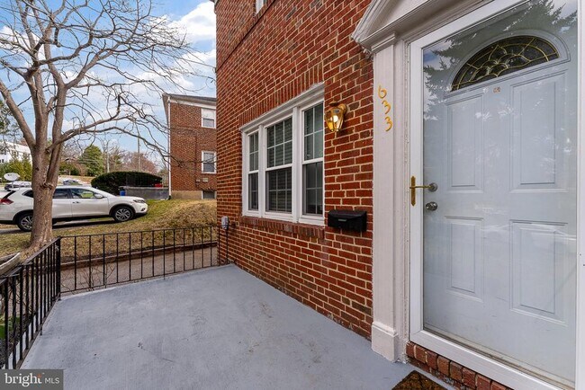 Building Photo - 633 Walker Ave