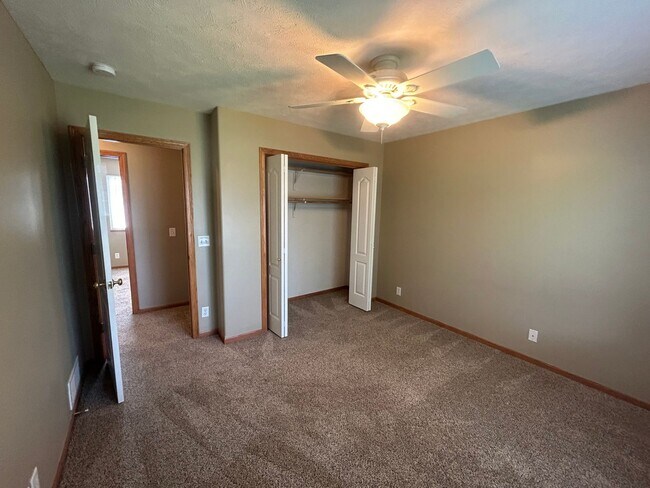Building Photo - 6630 Shadow Pines Dr