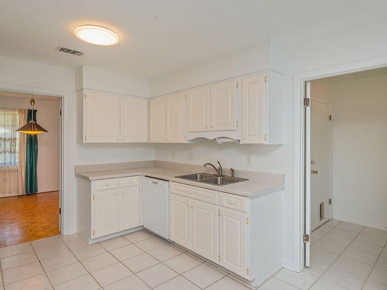 Building Photo - 110 Gardenia Ct NW