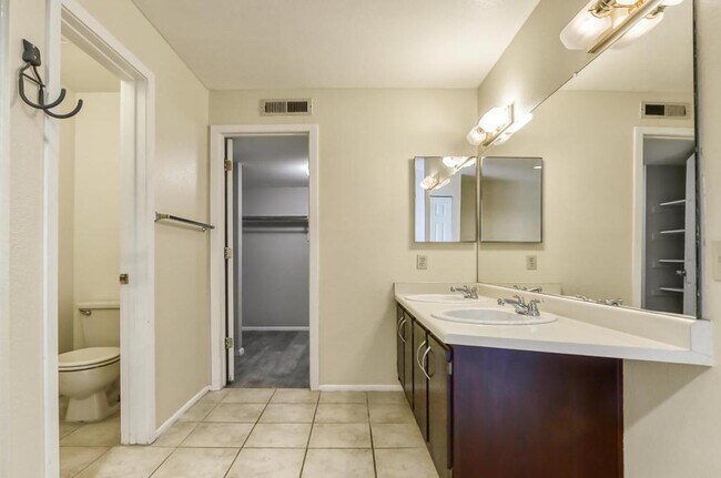 Building Photo - 6435 S Dayton St, #304