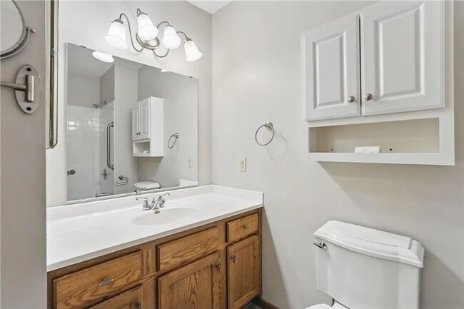 Building Photo - Spacious 2 Bedroom Townhome in Maple Grove!